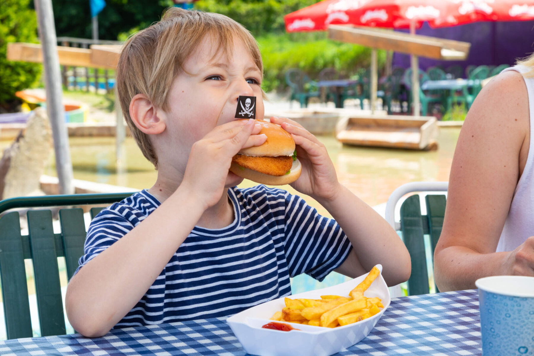 Kind isst Burger im Edelsteinpark Pielachtal