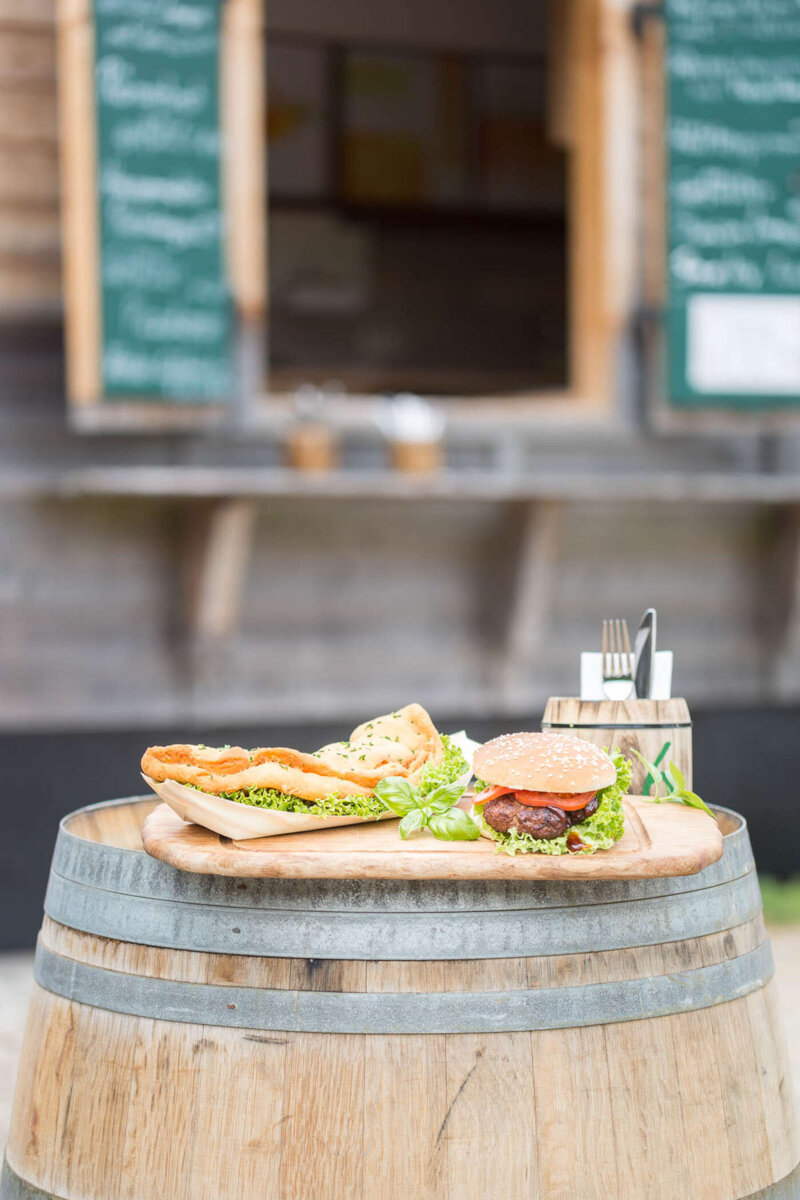 Burger und Knoblauchbrot