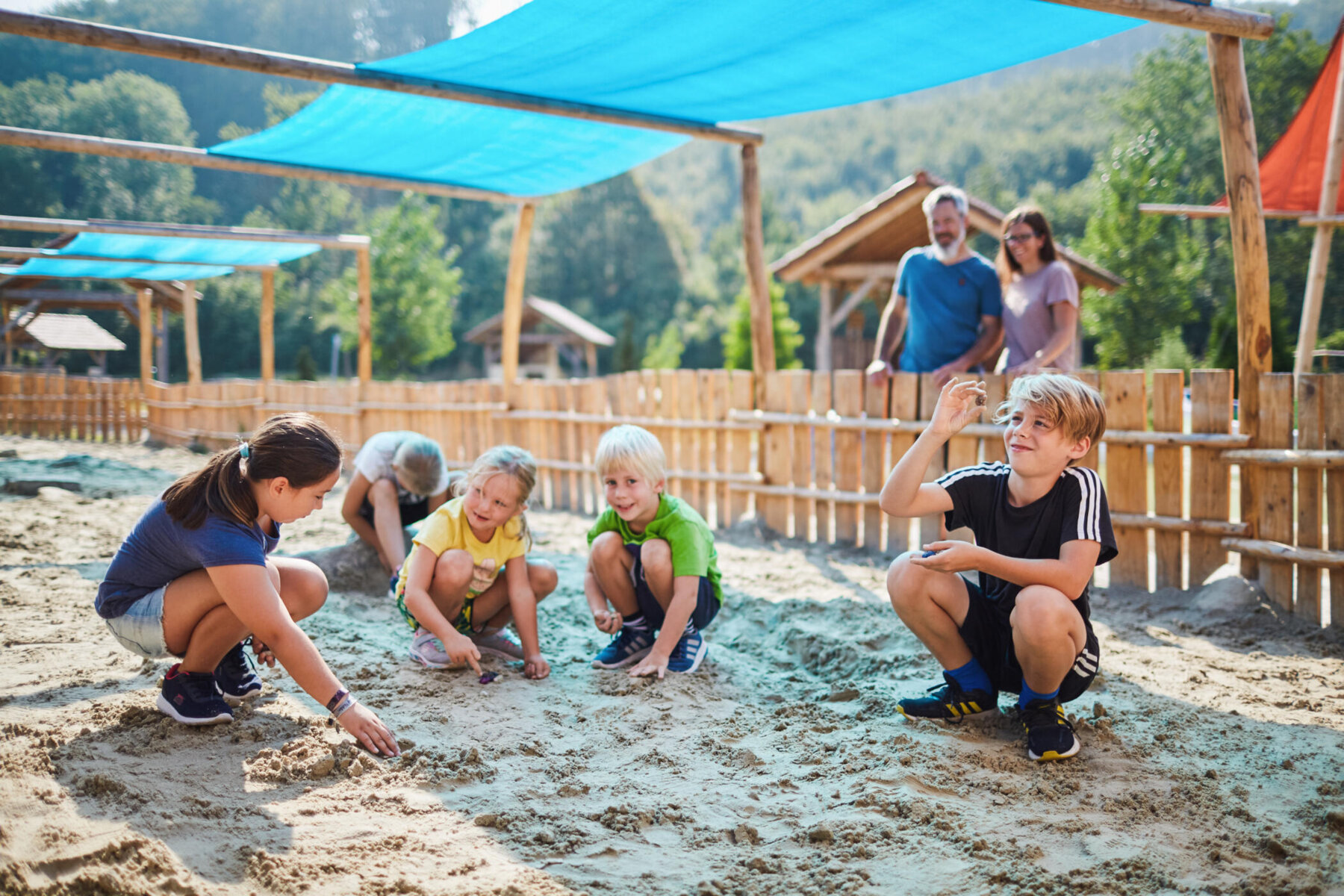 Kinder suchen im Sand