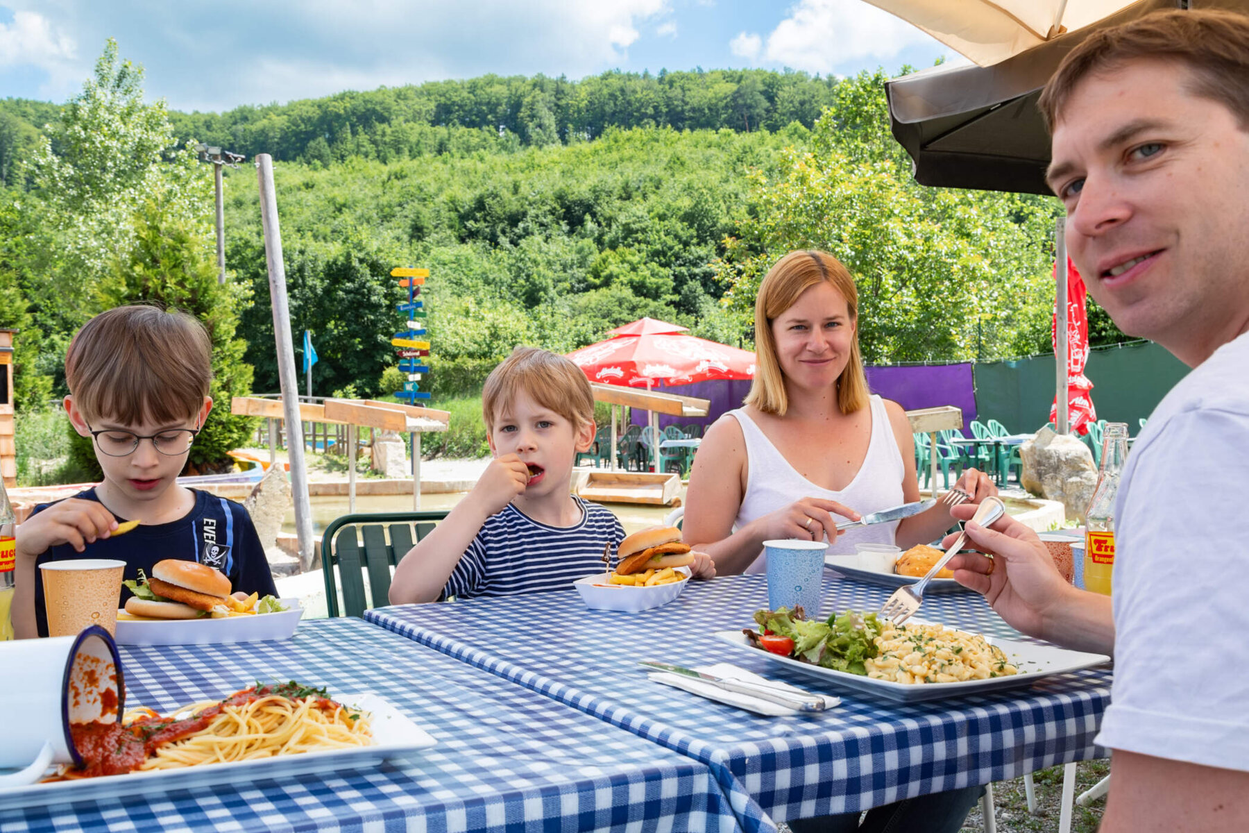 Hungrige Gäste im Edelsteinpark Pielachtal