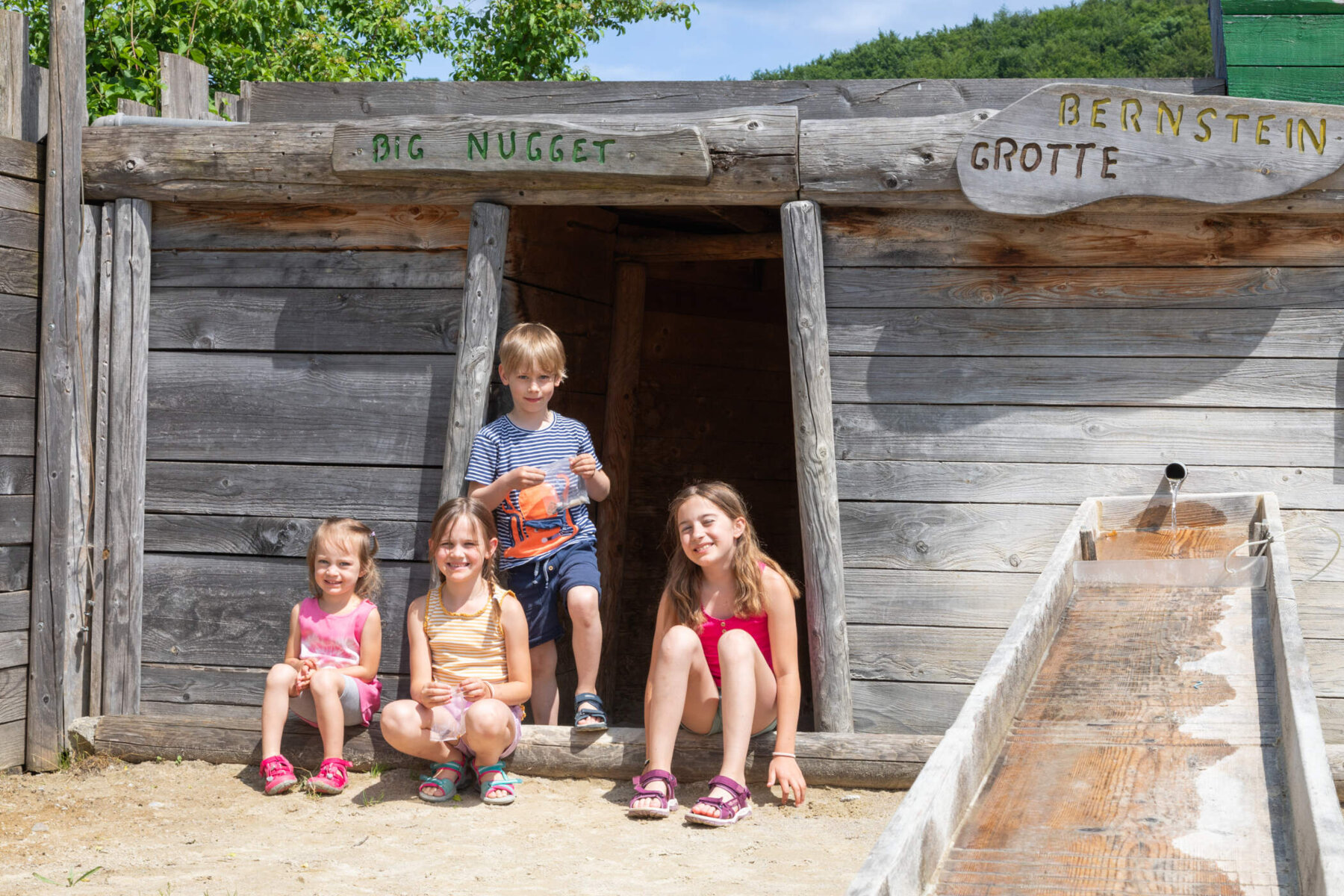 Besucher im Edelsteinpark Pielachtal