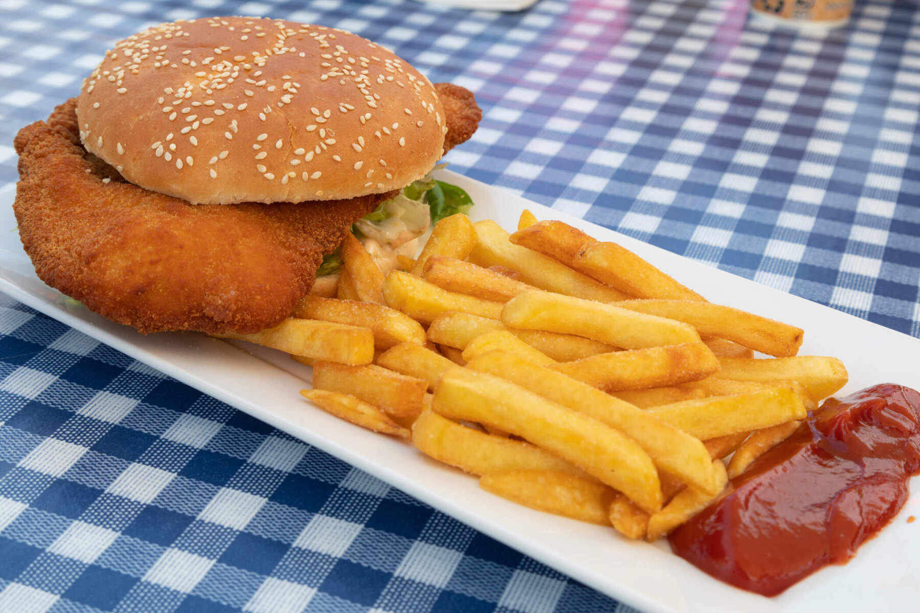 Burger mit Pommes im Edelsteinpark Pielachtal